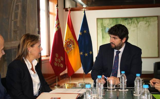 Fernando López Miras y María del Mar Martínez, este lunes. 