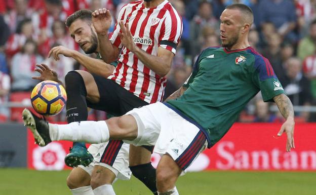 Didier Digard luchando por un balón con un jugador del Athletic, en su etapa en Osasuna.