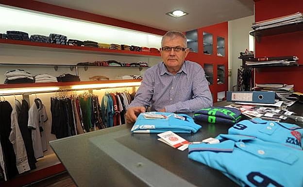 Paco Meseguer, en su tienda.