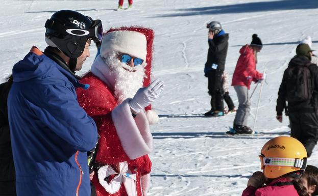 Los esquiadores disfrutaron con la presencia de Papá Noel