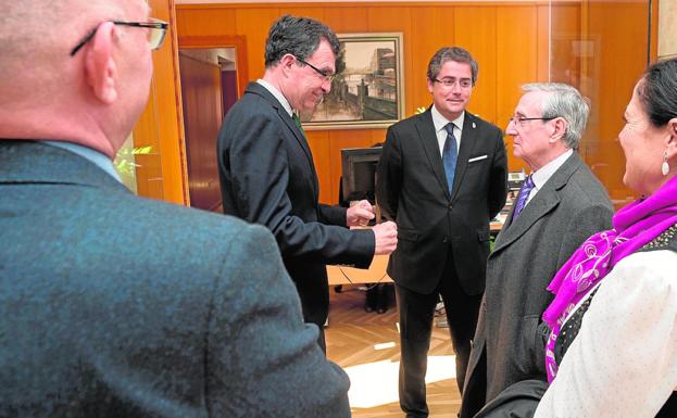 Ballesta y Pacheco saludando a Cristóbal Belda, ante Miguel Ángel Centenero y Lola Arcas.