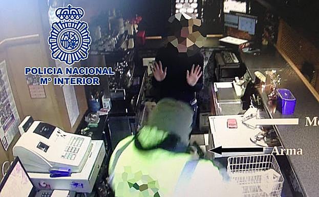 Imagen de uno de los atracos perpetrados por el arrestado. 