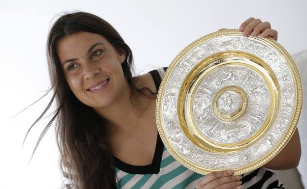 Marion Bartoli, tras ganar Wimbledon en 2013. 