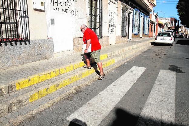 Un vecino de San Antón, subiendo unas escaleras en una calle del barrio, en octubre pasado.