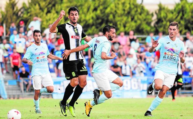 Chavero regatea a Rodri en el partido de la primera vuelta entre El Ejido y Cartagena.