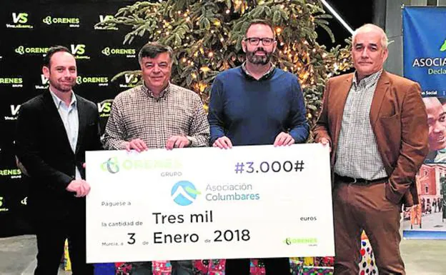 Representantes de Orenes Grupo entregan el cheque solidario por valor de 3.000 euros. 