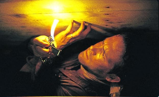'Buried'. Un civil secuestrado en Irak (Ryan Reynolds) se encuentra enterrado en un ataúd con un móvil, una vela y un cuchillo.