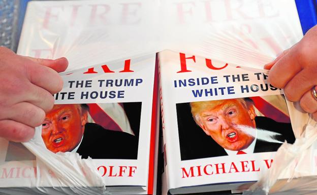 Dos ejemplares del libro sobre Trump. Arriba, el historiador Randall Hasen y su publicación.