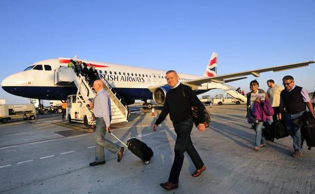 Pasajeros descienden de un avión en San Javier. 