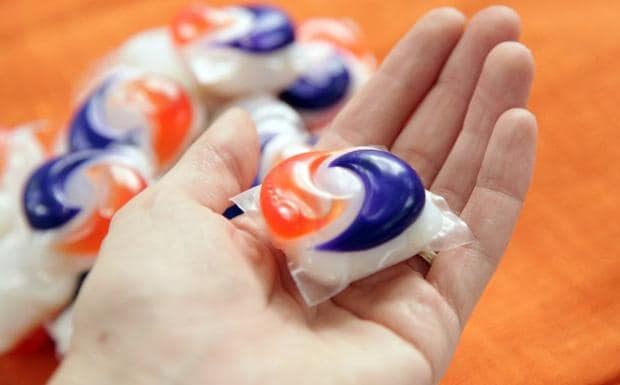 El nuevo reto absurdo en las redes sociales: comer bolas de detergente