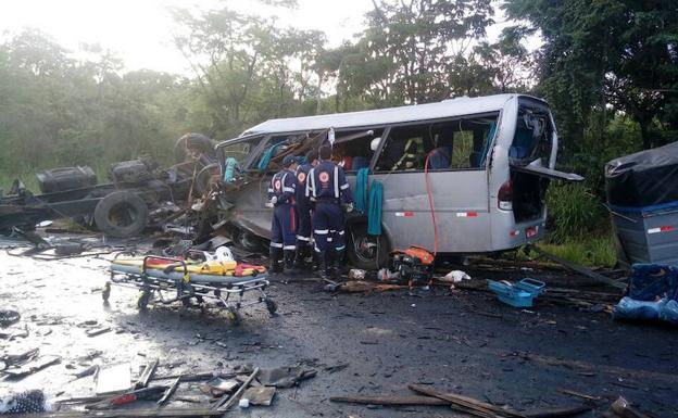 Fotografía cedida por el Servicio de Atención Móvil de Urgencia (SAMU) de los vehículos tras el accidente. 