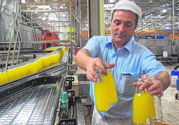 Interior de una planta embotelladora de zumos.