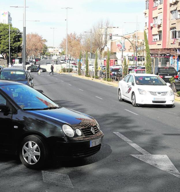 Un coche intenta incorporarse a la calle Capitanes Ripoll, desde Carlos III.