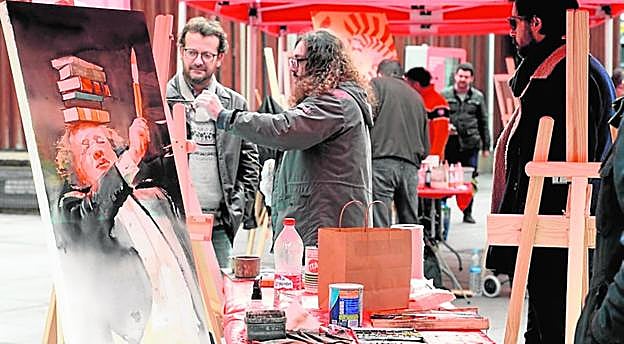 Algunos de los artistas pintando en las calles de Santa Eulalia.