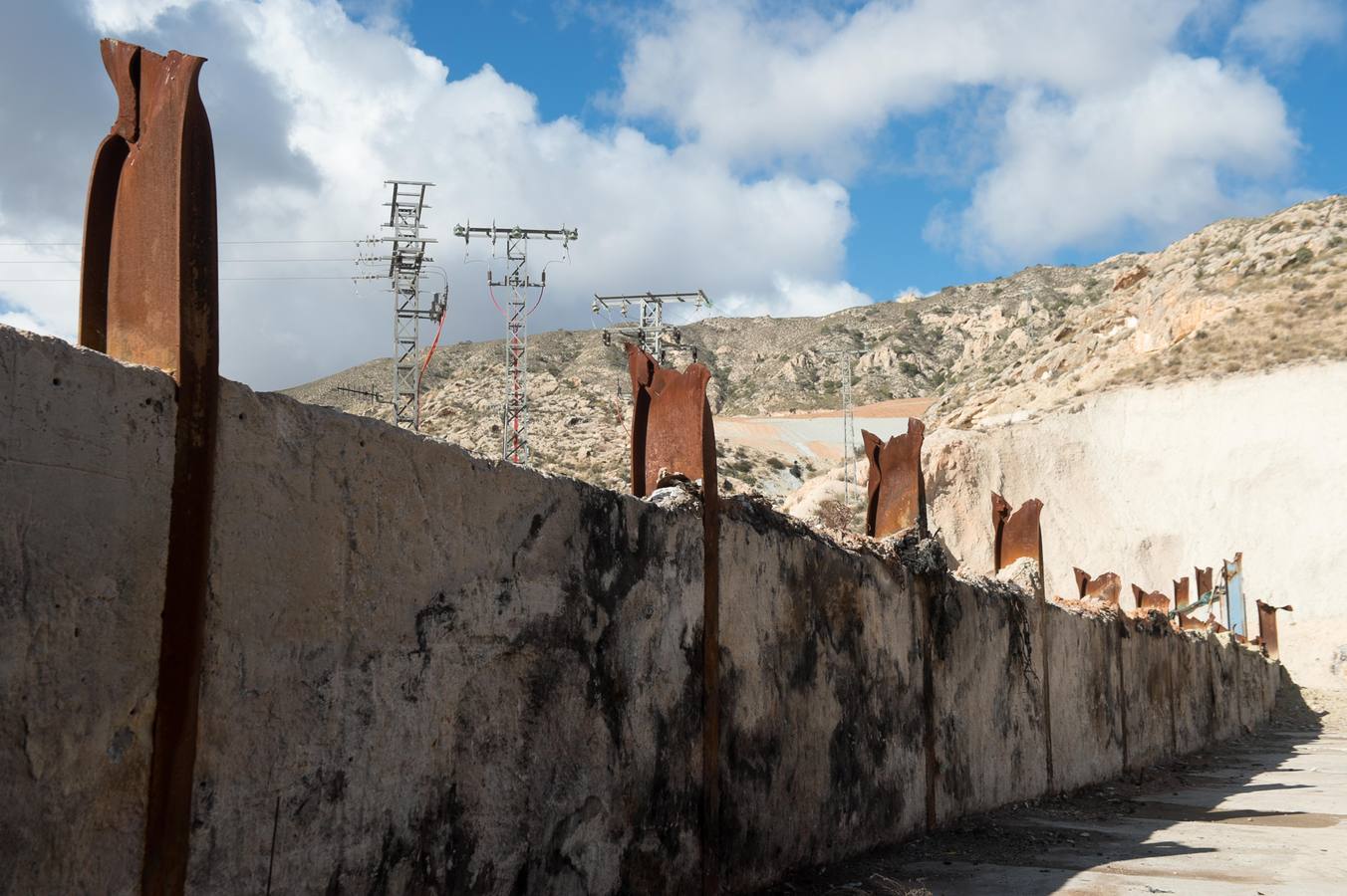 El Gobierno valenciano estudia aportar 1,3 millones; en febrero se retomarán los trabajos desmantelando una balsa de lixiviados