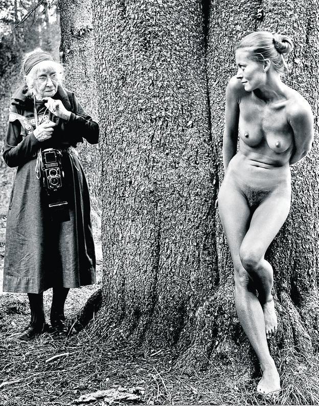 A Imogen Cunningham, en la imagen con una modelo, le gustaba adentrarse en los bosques.