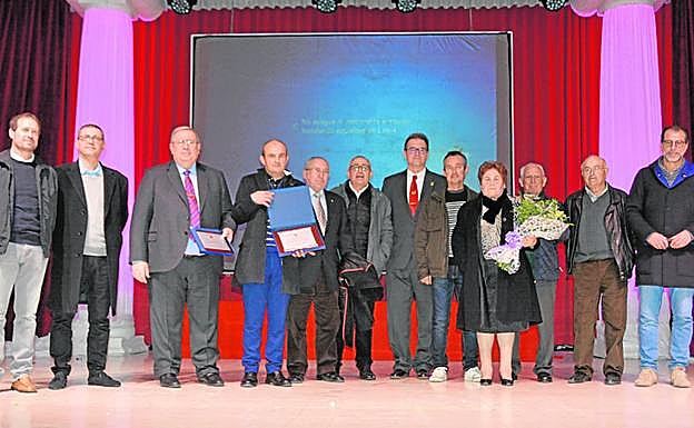 El alcalde (c), junto a los homenajeados y el pregonero.
