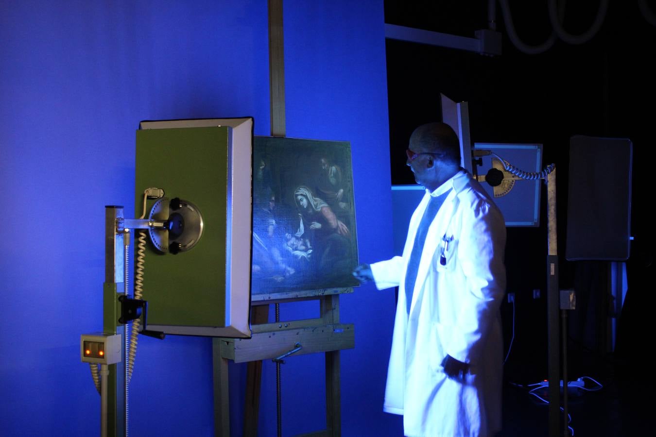 Uno de los grandes problemas de la historia del arte es identificar la mano del autor en una pintura tras cientos de años desde su ejecución. 'Ababol' asiste en el Centro de Restauración de la Comunidad al análisis de la 'Adoración de los pastores'