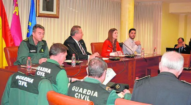 Bernabé y la alcaldesa, ayer, en la junta local de seguridad.