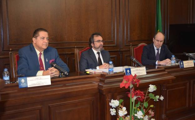 El consejero de Presidencia y Fomento, Pedro Rivera, junto al director del Máster en Ingeniería de Caminos de la UCAM, Pedro De los Santos, y al decano del Colegio de Caminos, Manuel Jodar, en el Foro de Infraestructuras de la UCAM.