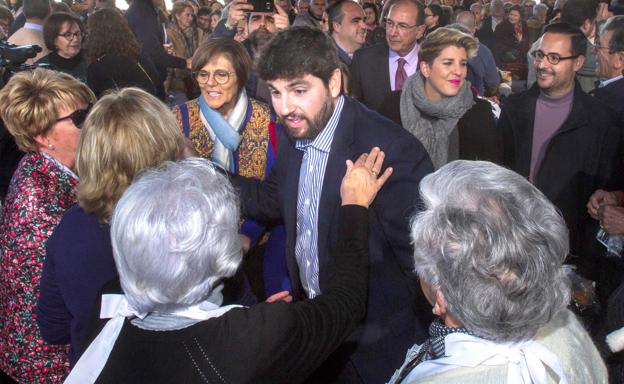 López Miras, ayer, saludado por una vecina de Pozo Estrecho durante la tradicional degustación de las pelotas galileas.