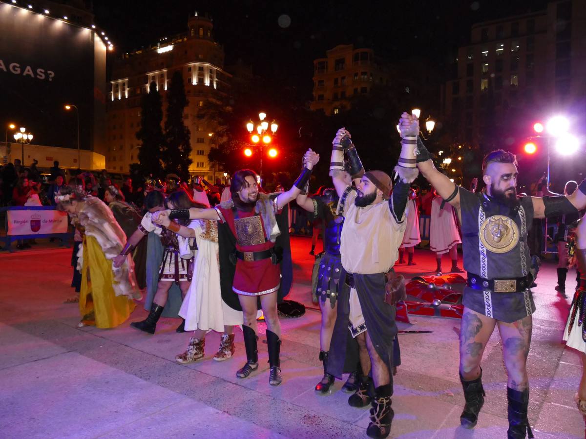 Más de un centenar de personas recrean una de las batallas de las fiestas