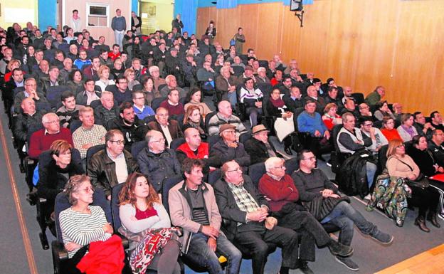 Los vecinos llenaron el salón de actos en Santomera.