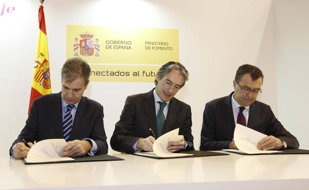 Juan Alfaro, Íñigo de la Serna y José Ballesta, este jueves, firmando el acuerdo en Fitur.