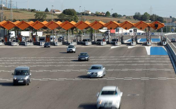 Peaje de una autopista gestionado por Abertis cerca de Barcelona. 