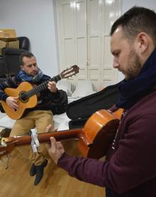 Imagen secundaria 2 - Un ensayo de la chirigota de Beniaján. 
