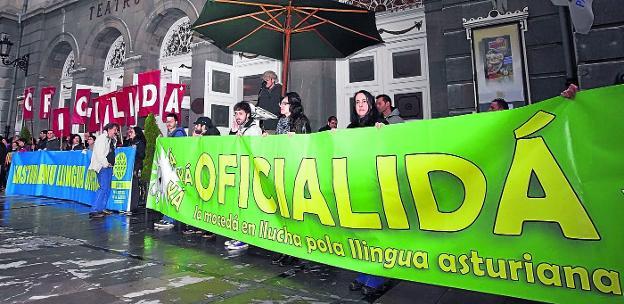 Concentración frente al Teatro Campoamor de Oviedo en demanda de la oficialidad del asturiano.