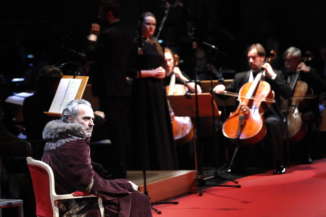 El actor da vida al zar ruso en el concierto que la Orquesta Filarmónica de Novosibirsk ofreció en el auditorio murciano