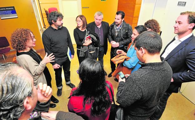 Los portavoces de la oposición, ayer en el Moneo, tras abandonar la comisión de Pleno que presidió el edil del PP Roque Ortiz.