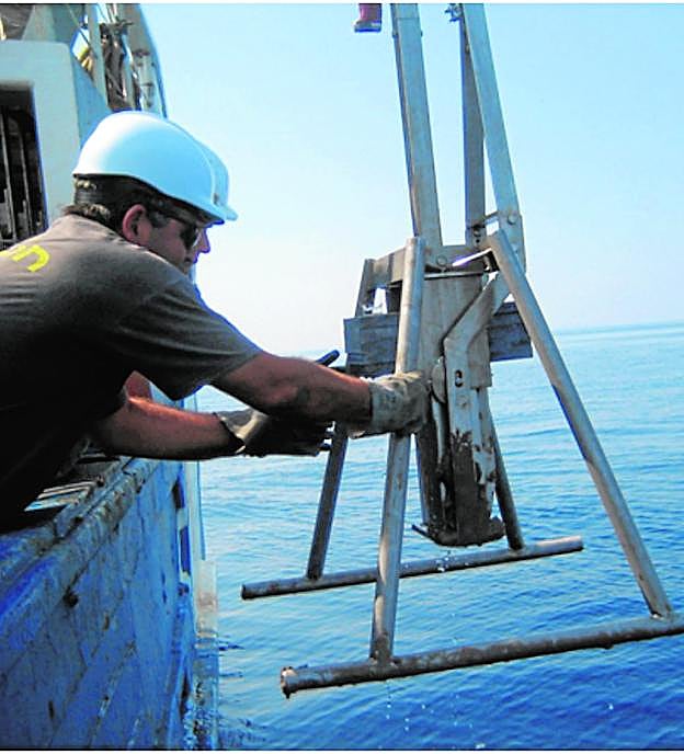 Muestreo de sedimentos profundos con una draga Box-Corer a bordo de un buque del Centro Oceanográfico de Murcia.