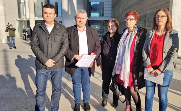 Los concejales socialistas, esta mañana, en la Ciudad de la Justicia. 