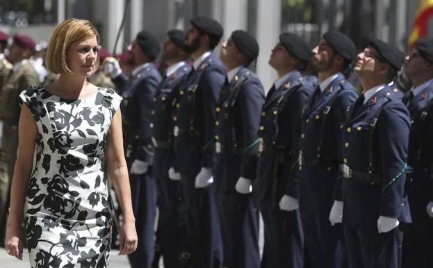 María Dolores de Cospedal pasa revista durante el acto de aniversario del Ministerio de Defensa.