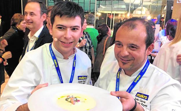 El estudiante del Centro de Cualificación Turística (CCT) Antonio Reyes y el chef Kisko García, con el plato ganador del concurso 'Escoge tu pinche', ayer.