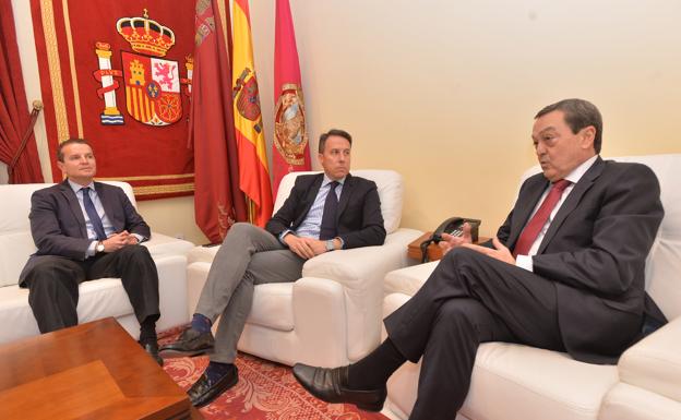 El presidente de Croem exige la modernización del cercanías, al que tilda de «tren de la bruja»