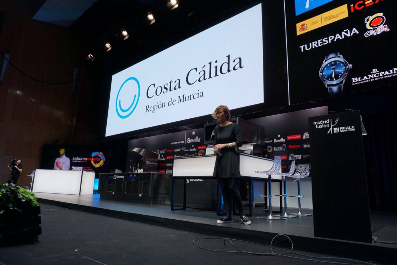 El cocinero presenta en el escenario principal del certamen gastronómico Reale Seguros Madrid Fusión cuatro platos con el cerdo como protagonista