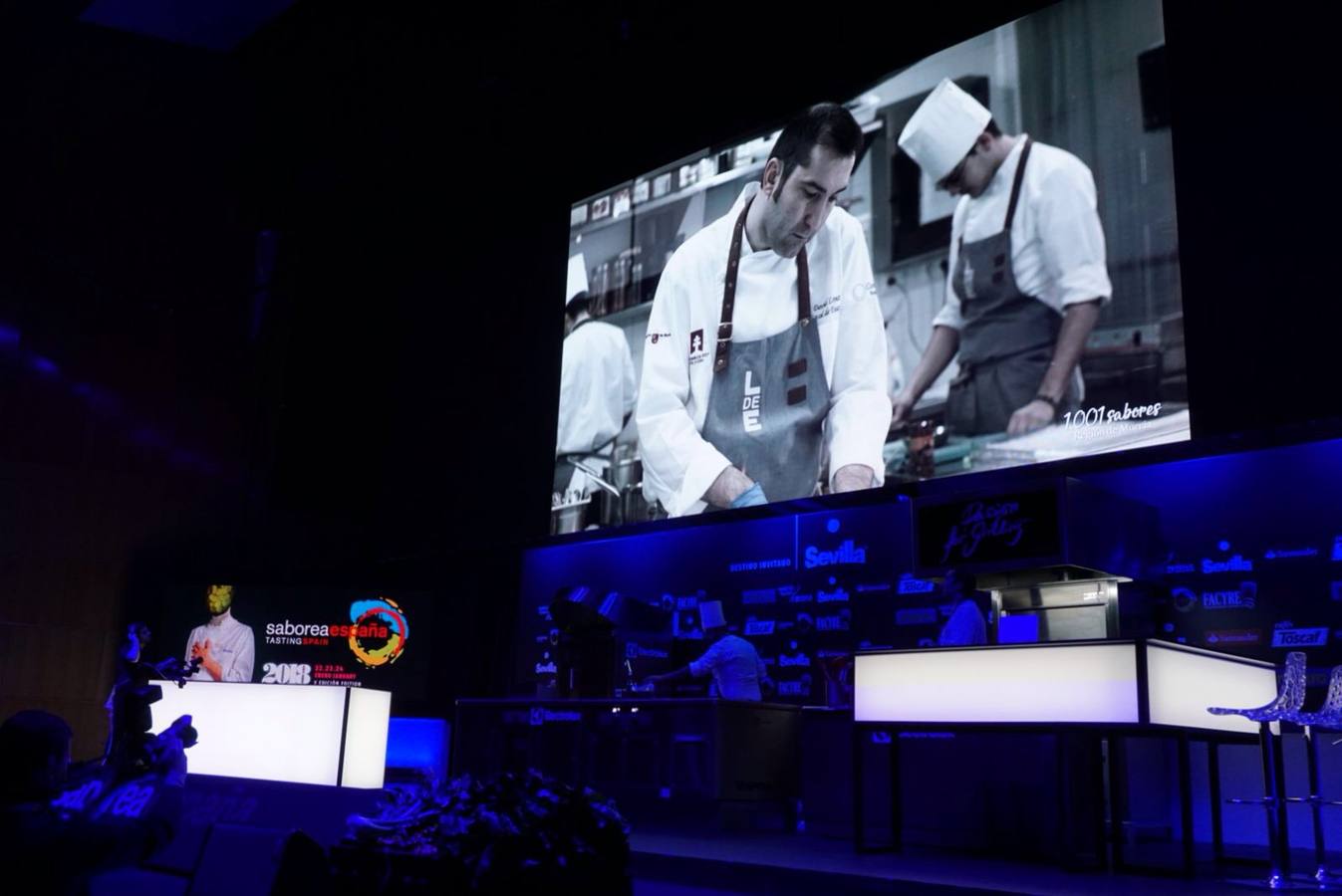El cocinero presenta en el escenario principal del certamen gastronómico Reale Seguros Madrid Fusión cuatro platos con el cerdo como protagonista