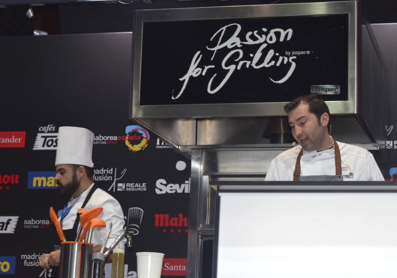 El cocinero presenta en el escenario principal del certamen gastronómico Reale Seguros Madrid Fusión cuatro platos con el cerdo como protagonista