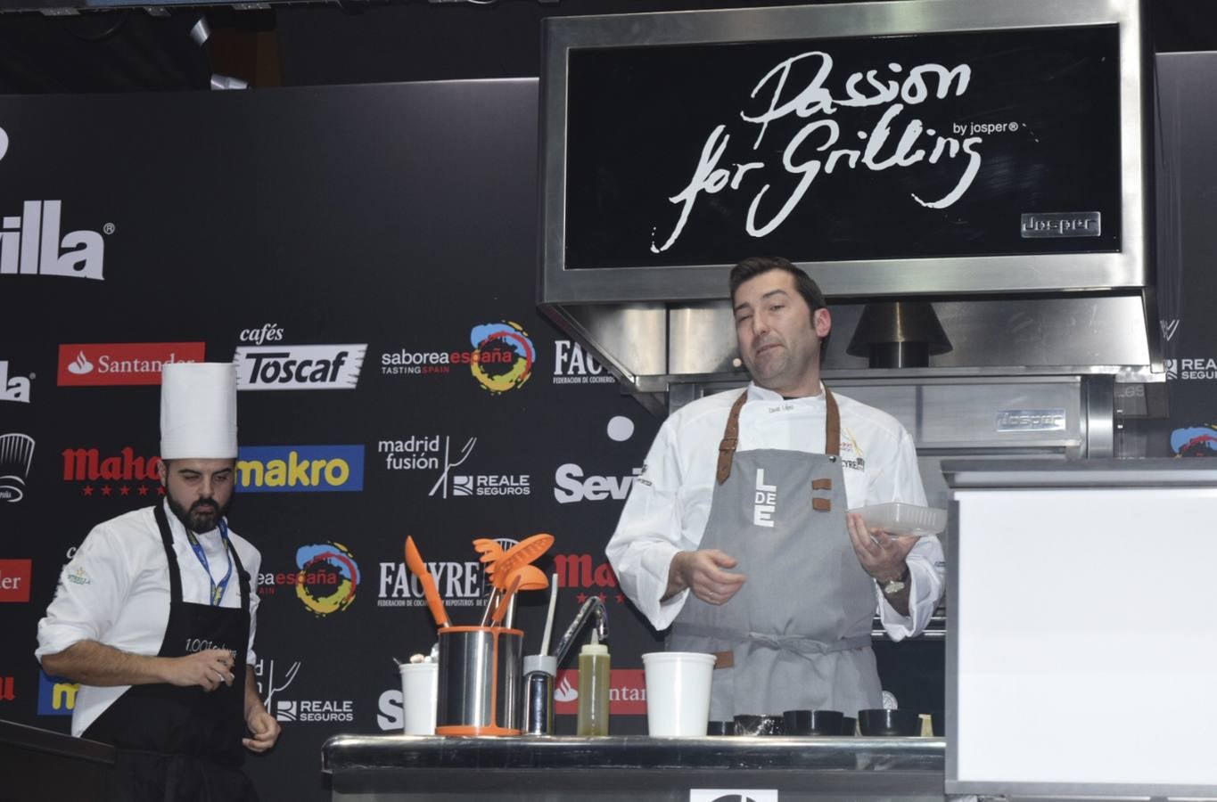 El cocinero presenta en el escenario principal del certamen gastronómico Reale Seguros Madrid Fusión cuatro platos con el cerdo como protagonista