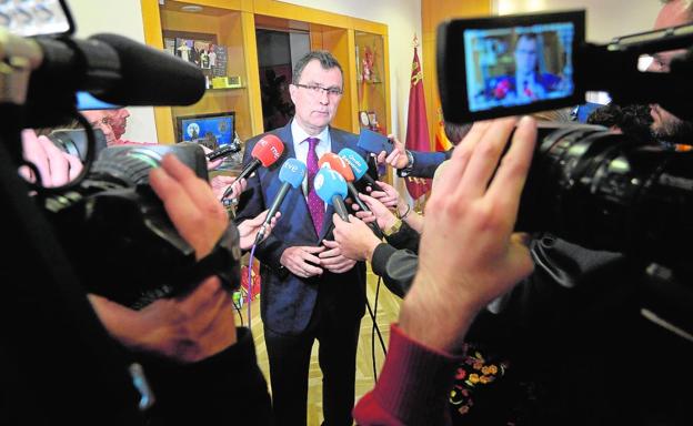 El alcalde Ballesta, ayer, durante su primera comparecencia ante los medios tras la dimisión del concejal Roque Ortiz.