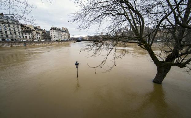El río Sena desbordado por las lluvias en París.