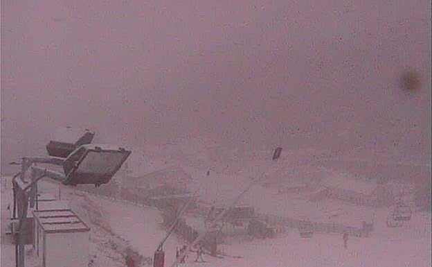 La nieve continúa cayendo en la estación asturiana