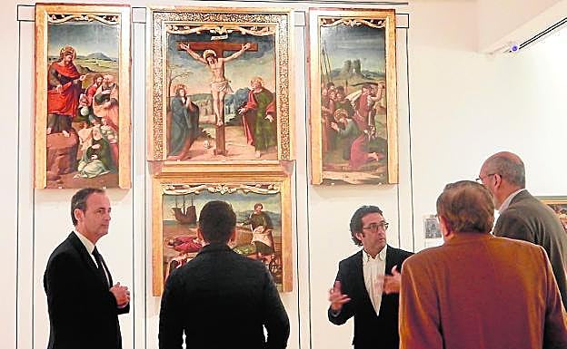 El director del museo, Javier Bernal (3d), explica el retablo de Juan de Vitoria ante Javier Celdrán (i).