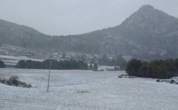 Un manto de nieve cubre el Campo de San Juan de Moratalla. 