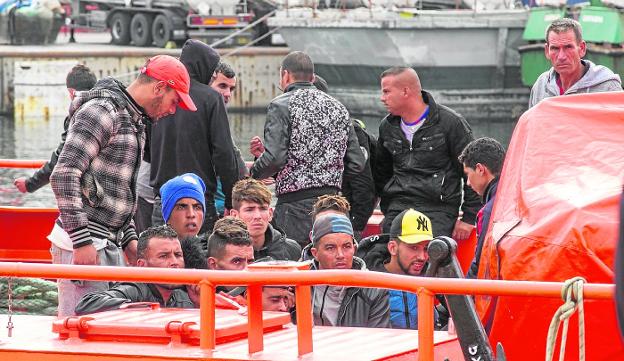 Inmigrantes rescatados en una patera llegan a Cartagena en un barco de Salvamento Marítimo.