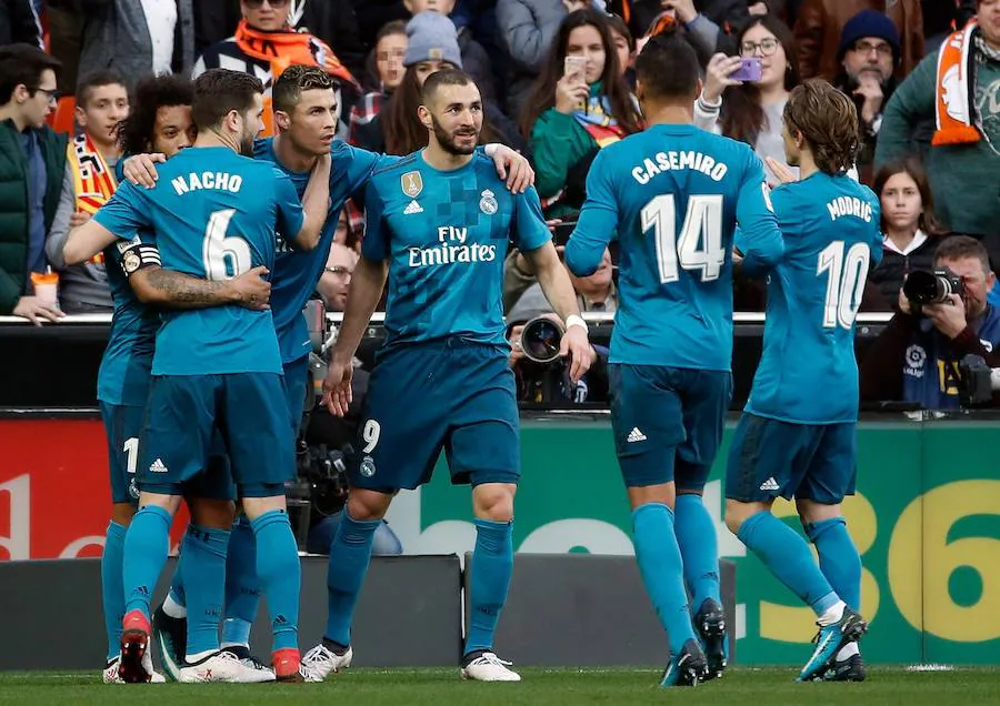 El Real Madrid venció a domicilio por 1-4 al Valencia en Mestalla en la jornada 21 del campeonato liguero. Cristiano anotó un doblete de penalti y Mina recortó distancias pero los goles de Marcelo y Kroos terminaron por dar la victoria al cuadro blanco.