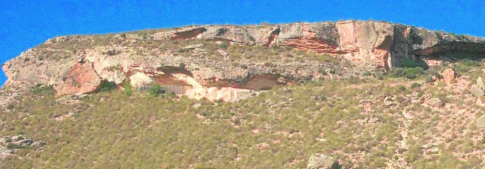 Abrigos del Buen Aire.Jumilla. Ubicación: Sierra de la Cingla. Las Casicas. Estilo: Levantino y esquemático (4.000-5.000 aC). Destaca por: Cuatro abrigos muy longitudinales y de grandes dimensiones, dos de ellos con pinturas de ambos estilos.